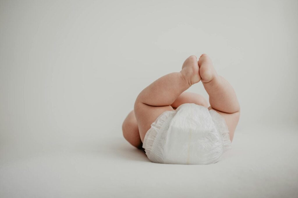 candida fertőzés, baby lying in diaper,